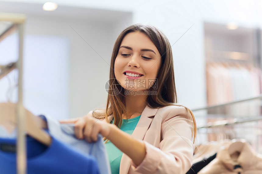 销售购物时尚风格人的快乐的轻女人选择衣服商场服装店