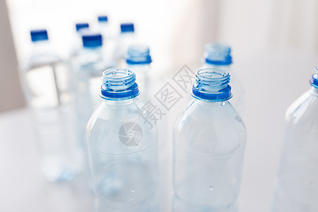 回收,健康饮食食品储存空塑料水瓶桌子上图片