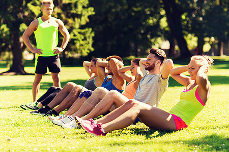 健身,运动,友谊健康的生活方式群快乐的青少朋友运动员新兵训练营锻炼仰卧坐图片