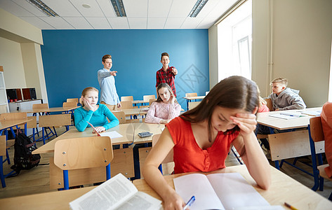 教育欺凌冲突社会关系人的学生学校背后取笑评判女孩同学图片