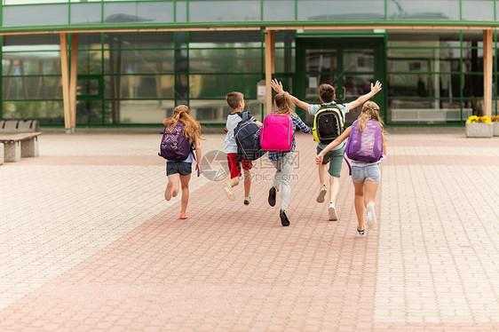 小学教育,友谊,童人的群快乐的小学生,背包户外跑步图片