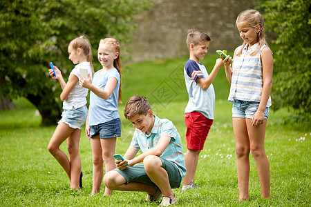 童,增强现实,网络成瘾,技术人的群孩子朋友与智能手机夏季公园玩游戏图片