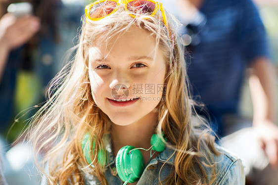 人,夏天肖像快乐的十几岁女孩戴着耳机图片