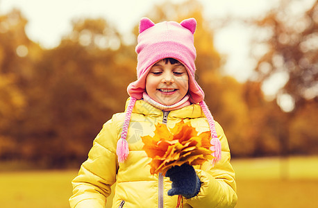 秋天,童,幸福人的快乐美丽的小女孩与枫叶户外图片