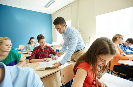 教育学校学教学人的群书老师帮助完成课堂任务的学生图片