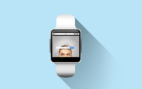 现代技术,象媒体黑色智能手表与互联网浏览器搜索栏屏幕上的蓝色背景图片