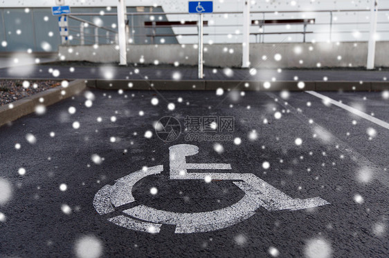 交通法规公路代码汽车停车道路标志残疾人户外雪户外残疾人汽车停车路标图片