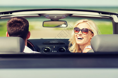 交通,公路旅行,休闲,夫妇人的快乐的男人女人驾驶敞篷车户外图片