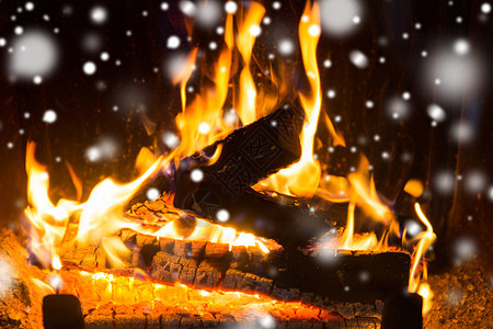 冬天,诞节,温暖,火舒适的木柴燃烧壁炉与雪图片