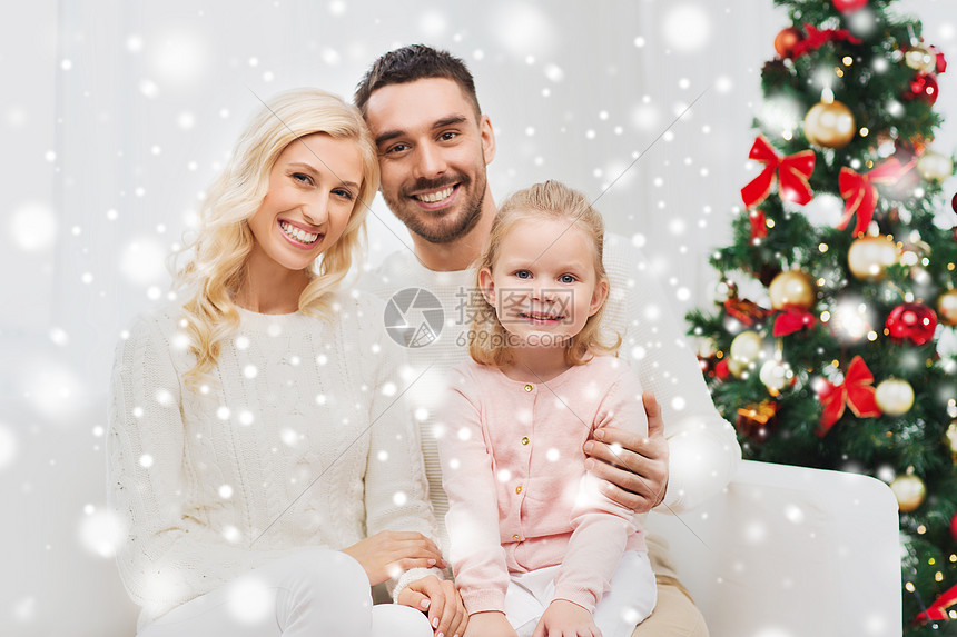 家庭,诞节,假日人的快乐的母亲,父亲小女儿坐家里的沙发上图片