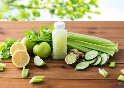健康饮食,食物,饮食素食瓶与绿色果汁,水果蔬菜木制桌子上绿色自然背景图片
