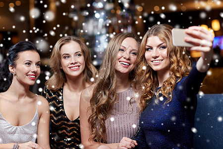 庆祝,朋友,单身派,技术诞假期快乐的女人与智能手机夜间俱乐部雪地自拍图片