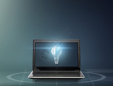 技术,想法商业笔记本电脑与灯泡屏幕上的深灰色背景图片