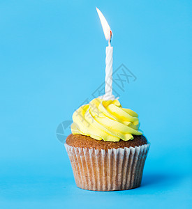 节日,庆祝,问候派生日蛋糕与个燃烧的蜡烛蓝色背景图片