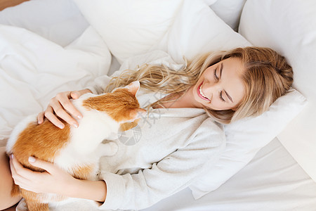 宠物,早上,舒适,休息人们的快乐的轻女人猫床上家图片