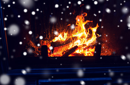 冬天,诞节,温暖,火舒适的燃烧的壁炉与雪图片