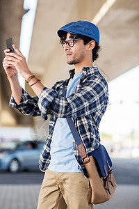 休闲,技术人的时髦的男人街上用智能手机自拍图片