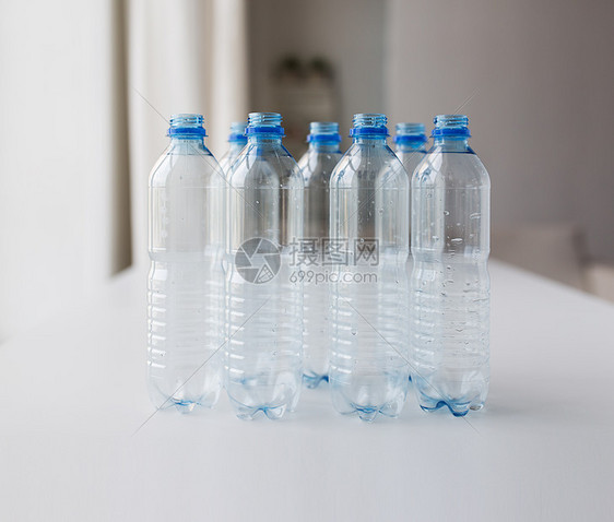 回收,健康饮食食品储存干净的空用塑料瓶桌子上图片