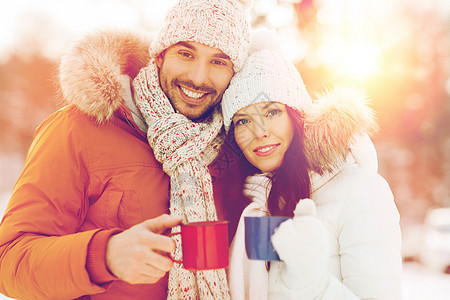 人们,季节,爱情,饮料休闲快乐的夫妇着热茶杯冬天的景观图片