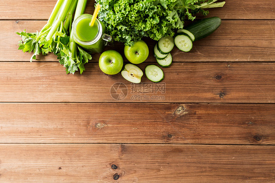 健康的饮食,食物,饮食素食的瓶与绿色果汁,水果蔬菜木桌上用绿色的果汁蔬菜把水壶关来图片