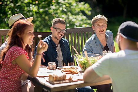 休闲,假期,饮食,人食物的快乐的朋友夏季花园聚会上吃晚饭图片