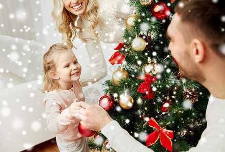 家庭,诞节,寒假人们的快乐的母亲,父亲小女儿家里装饰诞树幸福的家庭家里装饰诞树图片