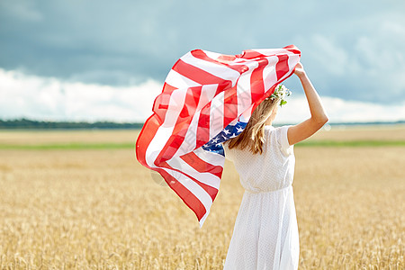 ,主义,独立日人们的快乐的轻妇女穿着白色的衣服,谷物地里挂着美国图片