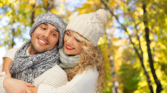 季节,人,爱时尚的幸福的家庭夫妇穿着温暖的衣服秋天的背景下图片