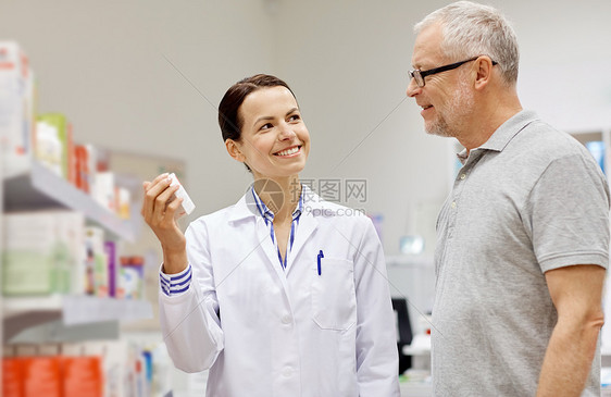 医药,药剂学,保健人的快乐药剂师向药店的高级男客户展示药物图片