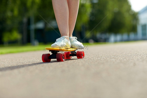 滑板,休闲,极限运动人的近十几岁的女孩腿骑短现代巡洋舰滑板路上图片