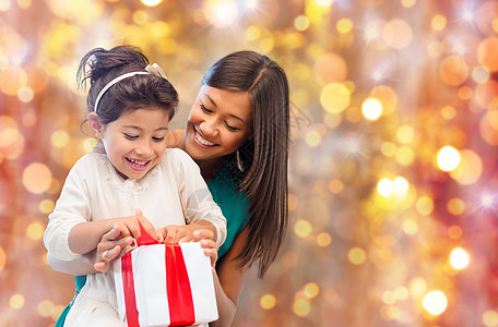 感激的诞节,假日,庆祝,家庭人的快乐的母亲孩子女孩与礼品盒灯光背景背景