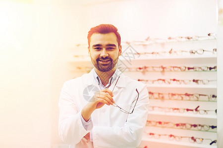 医疗保健,人,视力视力微笑的人眼镜持眼镜光学商店图片