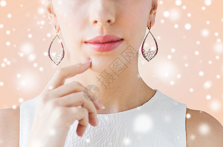 诞节,假日,珠宝,人奢侈的特写美丽的女人脸与珍珠耳环米色背景图片