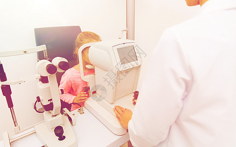 保健,医学,人,视力技术验光师与自动拖拉机检查病人视力眼科诊所光学商店图片