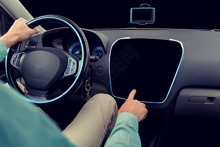 运输,现代技术人的近距离的人驾驶汽车手指黑色空白电脑屏幕上图片