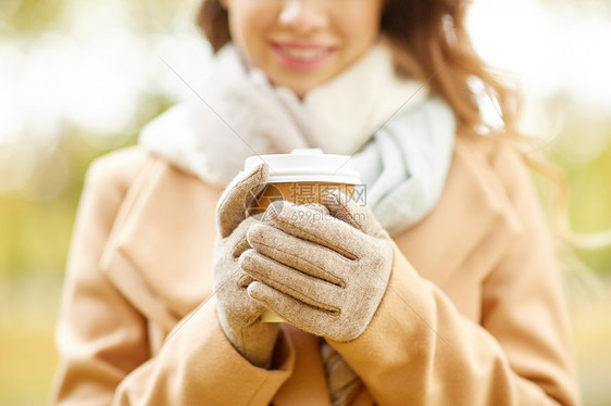 季节,热饮人们的美丽的快乐轻妇女喝咖啡茶次纸杯秋季公园图片