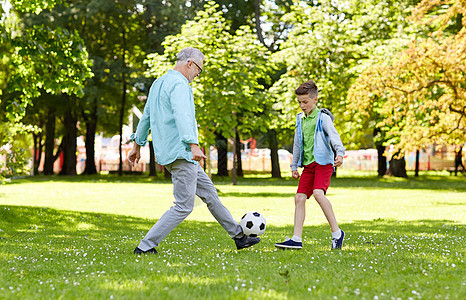 家庭,世代,游戏,体育人的快乐的祖父孙子夏天的公园踢足球图片