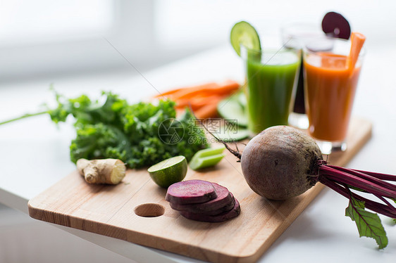 健康的饮食,饮料,饮食排眼镜与蔬菜新鲜果汁食物桌子上图片