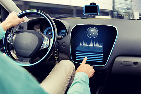 交通,现代技术,音乐人的人驾驶汽车与音频立体声系统计算机上图片