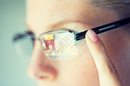 商业,媒体,未来的技术,信息人的近距离的眼镜与虚拟屏幕投影指向耳机图片