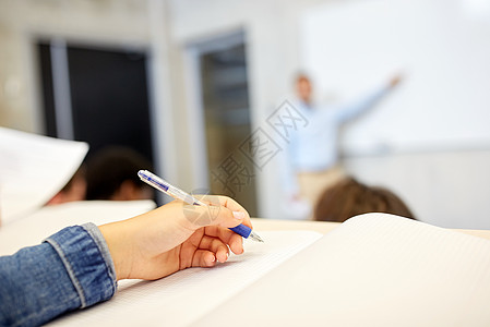 笔记本和笔教育,高中,大学,学人的学生考试讲座上手写笔记本上背景