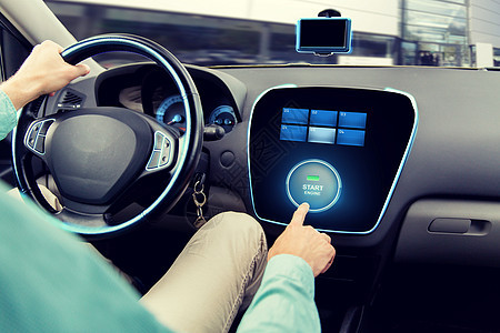 运输,道路旅行,汽车驾驶,技术人的人驾驶汽车按下启动引擎按钮电脑上图片