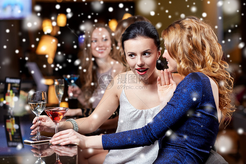 庆祝,朋友,单身派节日快乐的女人夜总会喝香槟鸡尾酒图片