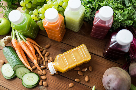 健康饮食,饮料,饮食排塑料瓶与同的水果蔬菜汁食物木制桌子上图片