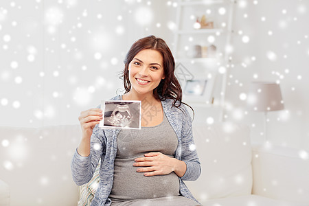 怀孕,母亲,人,冬天医学的快乐的孕妇抱着超声波图像家里下雪图片