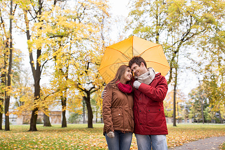 拥抱自然爱,关系,季节,家庭人的幸福的夫妇带着雨伞秋天的公园散步背景