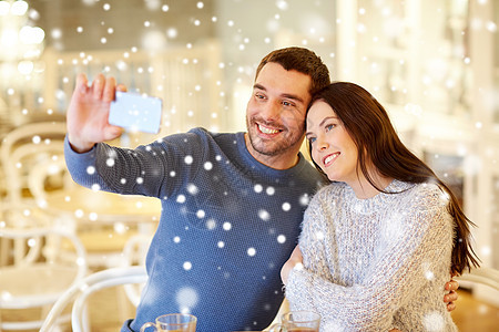 人,技术约会幸福的夫妇咖啡馆餐馆拍智能手机自拍图片