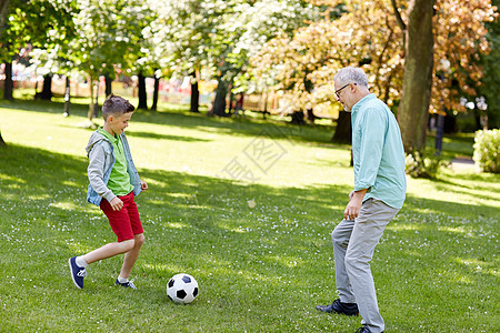 家庭,世代,游戏,体育人的快乐的祖父孙子夏天的公园踢足球图片