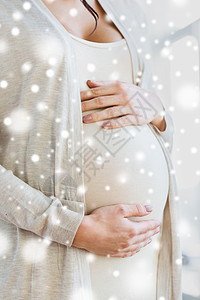 怀孕,冬天,诞节,人们期望的密切孕妇的肚子手过雪图片