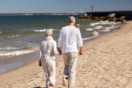 家庭,龄,旅游,旅游人的快乐的老夫妇牵着手,沿着夏天的海滩散步图片